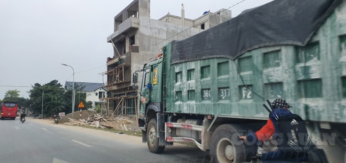 Tuyến đường QL 45 đang tồn tại nhiều phương tiện chở đất, đá quá tải trọng cho phép. Ảnh chụp lúc 16 giờ, ngày 2/12/2020