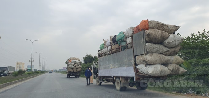 Lực lượng CSGT kiểm tra xe chở hàng quá khổ trên QL 1A vào lúc 9 giờ, ngày 8/12/2020.