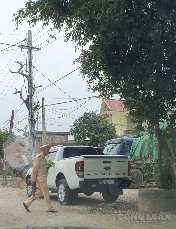 Cảnh sát giao thông được trang bị súng để đảm bảo an toàn trong quá trình kiểm tra, xử lý vi phạm giao thông. Ảnh chụp lúc 9 giờ, ngày 1/11/2020.