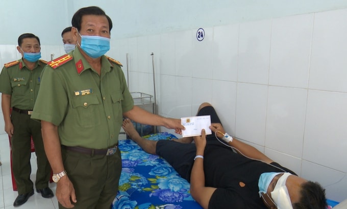 Lãnh đạo Công an tỉnh Bạc Liêu thăm và hỗ trợ cho Đại úy Phan Văn Đúng đang điều trị tại Bệnh viện Đa khoa tỉnh Bạc Liêu.