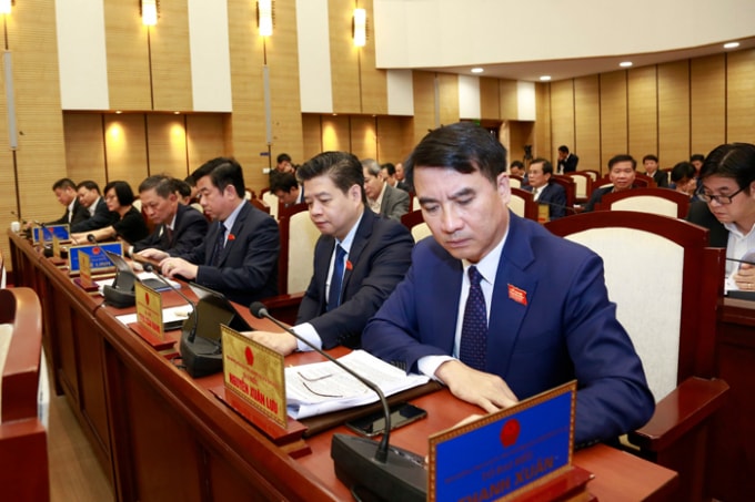 Các đại biểu bấm nút biểu quyết thông qua Nghị quyết
