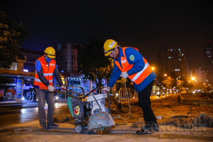 Theo Ban QLDA đầu tư xây dựng các công trình giao thông TP Hà Nội, công trình này có độ khó cao và phức tạp. Bởi các đơn vị vừa xây dựng các công trình hạ tầng kỹ thuật, phụ trợ, đồng bộ tổ chức giao thông nút giao; vừa phải di chuyển, bảo vệ công trình ngầm nổi, bao gồm: 6 lộ cáp điện ngầm 220kV; 6 lộ cáp điện ngầm 110kV; 7 lộ cáp điện ngầm 22kV. Điều này sẽ cần nhiều tháng để thực hiện. Một khu vực của dự án đã được rào chắn cứng, chuẩn bị đào ngầm theo giai đoạn 1. Sau khi hầm chui Lê Văn Lương được xây dựng, nút giao sẽ có tổng cộng 10 làn xe theo hướng Lê Văn Lương - Tố Hữu và ngược lại, thay vì 8 làn xe như hiện nay.