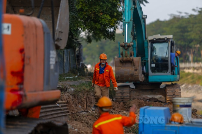 Cống gom nước thải có chiều dài 21 km, trong đó có hơn 11 km đi ngầm dưới lòng sông (từ đường Hoàng Quốc Việt, quận Cầu Giấy, đến cầu Quang, huyện Thanh Trì).