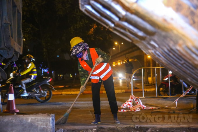 Việc dọn dẹp mặt bằng, quét dọn đá sỏi tránh rơi vãi ra đường được tiến hành gấp rút, để chuẩn bị di chuyển công trình ngầm nổi tại nút giao Tố Hữu - Khuất Duy Tiến.
