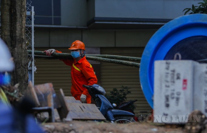Ghi nhận đến nay, một số đoạn hệ thống cống ngầm gom nước thải dọc sông Tô Lịch đoạn đầu đường Hoàng Quốc Việt hiện đã hoàn thành xong công đoạn chôn ống và làm kè bê tông.