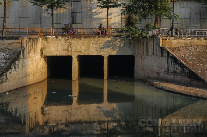 Hệ thống cống thu gom nước thải sông Tô Lịch được khởi công vào tháng 5/2020, các đoạn ống dẫn đều được đấu nối với một trụ bê tông như những hố ga nhằm tách nước thải sinh hoạt khỏi sông Tô Lịch, dự kiến sẽ hoàn thành sau bốn năm thi công.