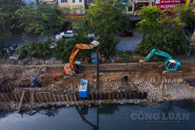 Theo ghi nhận của PV, những ngày này trên công trường dự án cống ngầm tách nước thải khỏi sông Tô Lịch, các công nhân đang thi công lắp đặt dọc sông Tô Lịch tại khu vực đường Nguyễn Đình Hoàn (quận Cầu Giấy, Hà Nội) và Vũ Tông Phan (quận Thanh Xuân, Hà Nội).