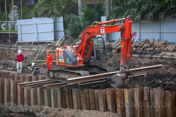 Hiện tại, công nhân đang tiến hành lắp đặt ống thu gom nước thải trên bờ khu vực đường Vũ Tông Phan.