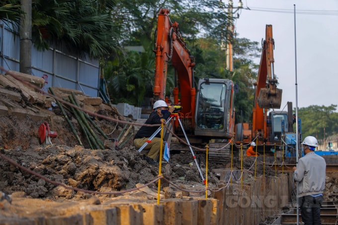 Sông Tô Lịch có chiều dài khoảng 14km, toàn tuyến sông có hơn 280 cửa xả nước thải. Ước tính, sông Tô Lịch chịu 150.000 mét khối xả thải ngày đêm. Đây được xem là một trong những nguyên nhân khiến con sông bị “bức tử“.