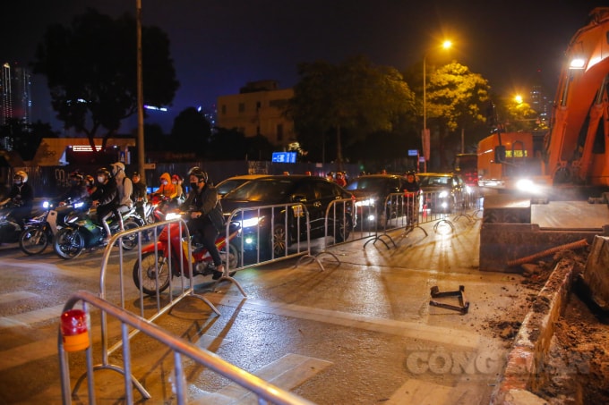 Mặc dù đã gần nửa đêm, nhưng tại nút giao Lê Văn Lương - Khuất Duy Tiến về đêm vẫn bị ùn, do đường bị thu hẹp lại để thi công.