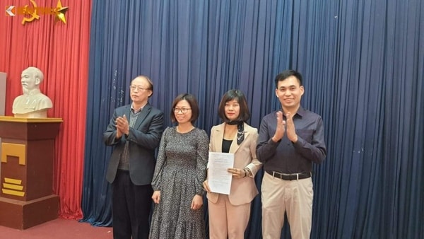 Ban lãnh đạo Báo Tri thức và Cuộc sống nhận quyết định thành lập báo