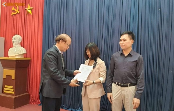 Bà Nguyễn Thị Mai Hương nhận quyết định bổ nhiệm chức Phó Tổng biên tập phụ trách Báo Tri thức và Cuộc sống