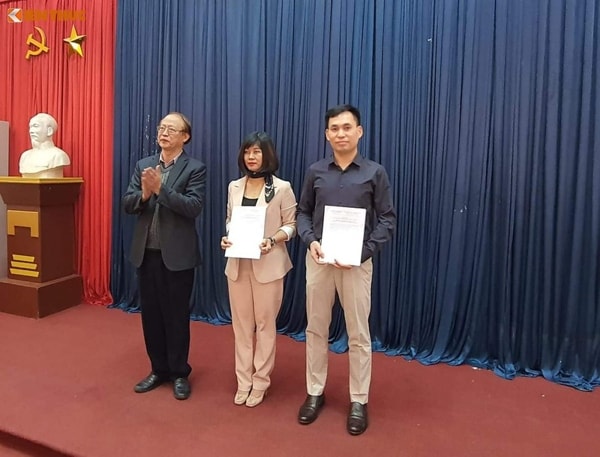Ông Đặng Mạnh Hùng nhận quyết định giữ chức Phó Tổng biên tập Báo Tri thức và Cuộc sống