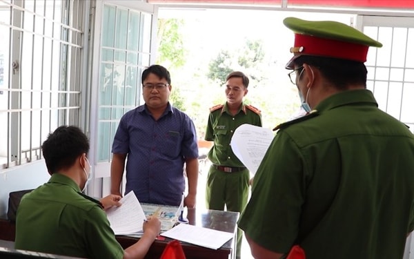 Bị can Phạm Thanh Hải nghe Công an đọc quyết định khởi tố, bắt tạm giam. Ảnh: TNO