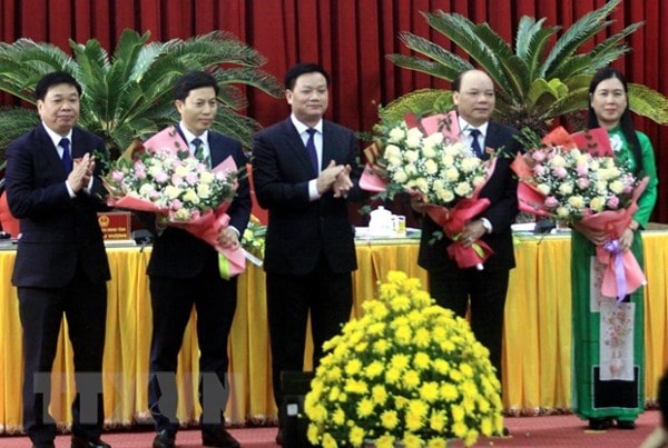 Chủ tịch UBND tỉnh Thái Bình Nguyễn Khắc Thận (giữa) tặng hoa chúc mừng các Phó Chủ tịch HĐND và UBND tỉnh. Ảnh: TTXVN