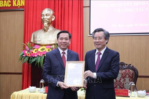 Ông Nguyễn Quang Dương, Phó Trưởng Ban Tổ chức Trung ương (phải) trao quyết định cho ông Nguyễn Long Hải. Ảnh: TTXVN
