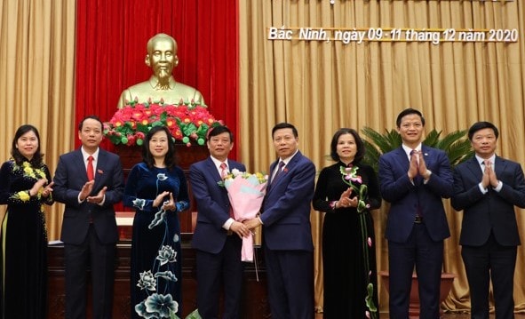 Lãnh đạo tỉnh Bắc Ninh tặng hoa chúc mừng ông Ngô Tân Phượng