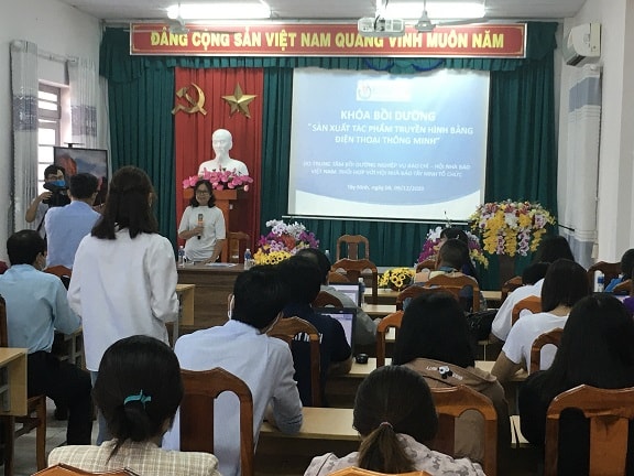 Các phóng viên, nhà báo dự lớp tập huấn.
