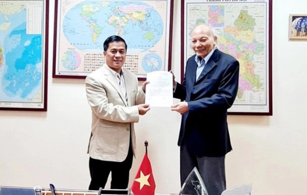 GS-TSKH. Nguyễn Mại, Chủ tịch VAFIE trao quyết định bổ nhiệm cho nhà báo Nguyễn Phong Cầm. Ảnh: Thắng Quang.