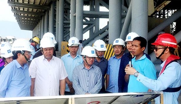 Đoàn Lãnh đạo tỉnh Bolykham Xay (Lào) do Phó Bí thư, Trưởng Ban tổ chức Tỉnh ủy tìm hiểu Cảng Sơn Dương - KKT Vũng Áng. Ảnh BHT
