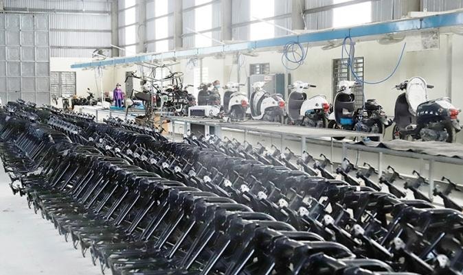 Bên trong khu sản xuất, lắp ráp xe máy, xe điện của Công ty CP xe điện Hà Tĩnh tại cụm Công nghiệp Đại Kim, Hương Sơn, Hà Tĩnh. Ảnh BHT