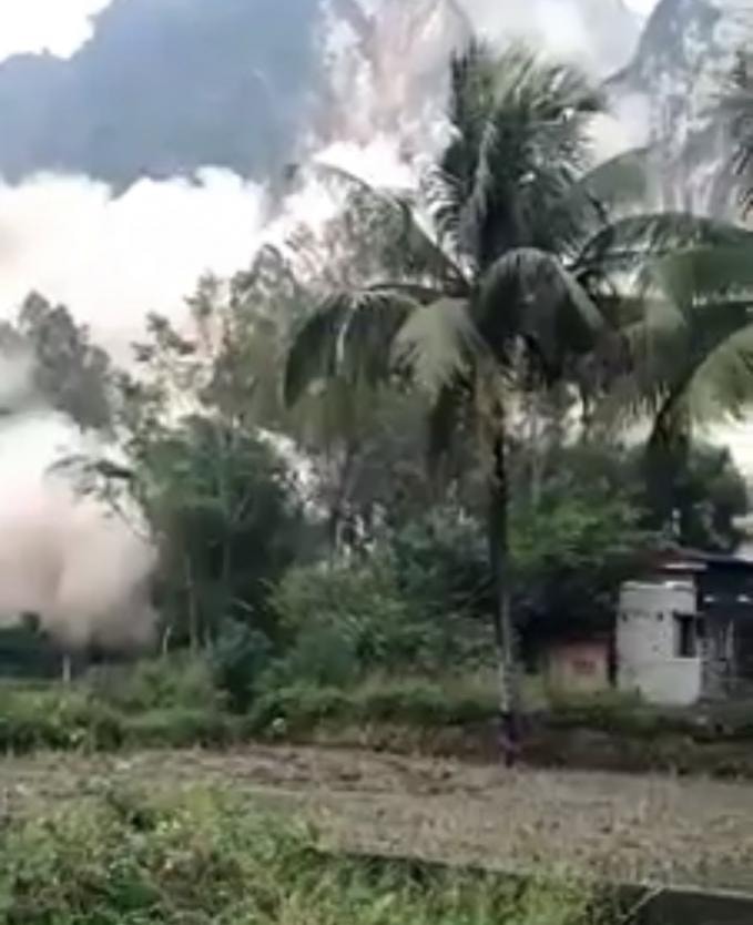 Hàng chục năm qua, người dân dưới sống chân núi Hào, thuộc thôn Thái Sơn, xã Tân Phúc đã phải chung sống với tình trạng nổ mìn gây rung chấn mạnh và bụi bẩn. Ảnh chụp từ clip do người dân cung cấp.