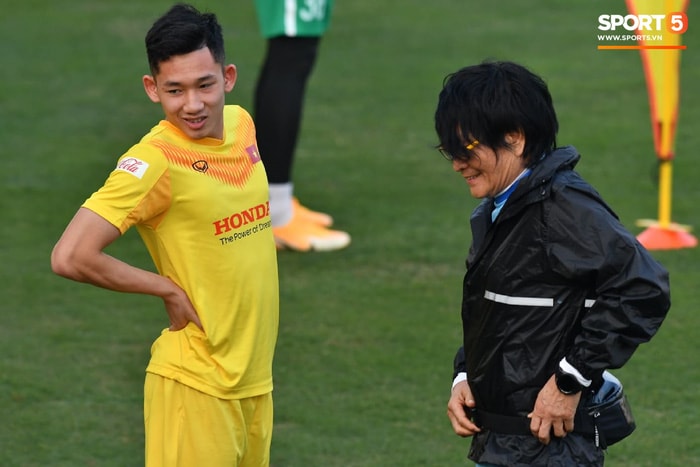 Sao trẻ Hai Long trao đổi với bác sĩ Choi Ju-young. Ảnh: sport5.vn