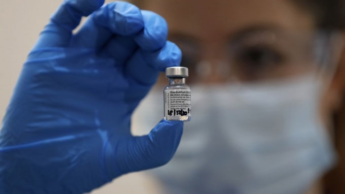 Vắc xin Covid-19 của Pfizer-BioNTech. Ảnh: Reuters