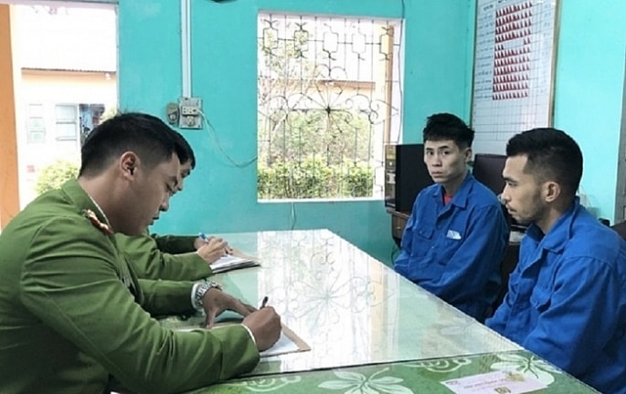 Hai đối tượng bị bắt giữ tại Cơ quan điều tra. Ảnh: tamnhin.net.vn