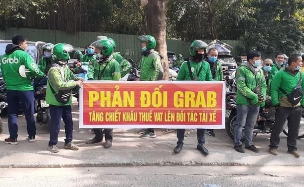 Đông đảo tài xế đã căng băng rôn, tắt ứng dụng để phản đối việc tăng giá cước và mức chiết khấu của Grab. Ảnh: TL