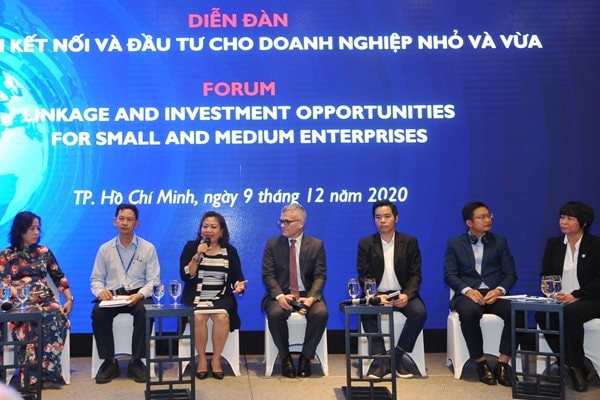 Các lãnh đạo doanh nghiệp trao đổi tại Diễn đàn.