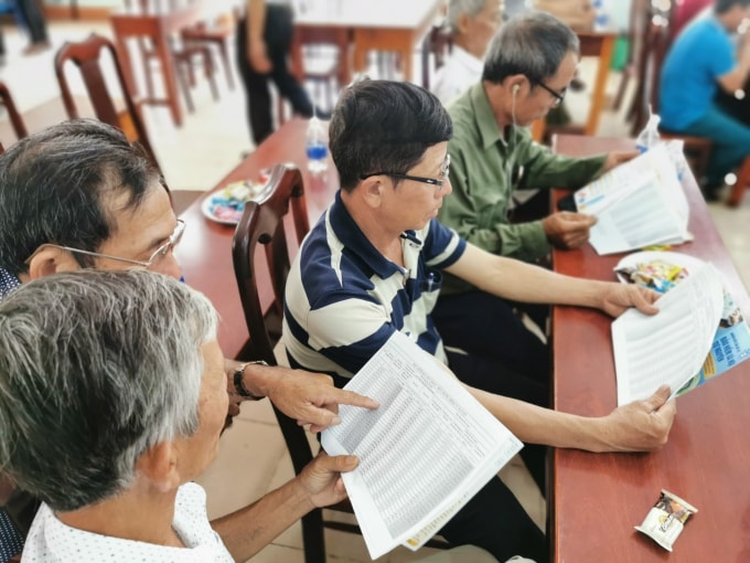 Người dân hân hoan tìm hiểu chính sách BHXH tự nguyện