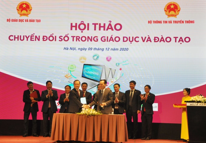Thứ trưởng Bộ Giáo dục và đào tạo Hoàng Minh Sơn và Chủ tịch HĐTV VNPT ký kết biên bản ghi nhớ về chuyển đổi số trong giáo dục và đào tạo.