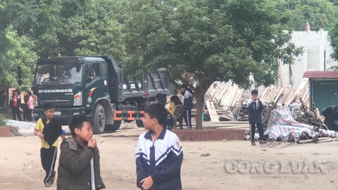 Học sinh vui chơi, nô đùa ngay cạnh công trình thi công