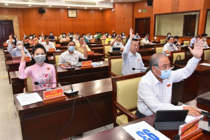 Đại biểu thông qua nghị quyết về danh mục hủy bỏ các dự án cần thu hồi đất. Ảnh: NLĐ