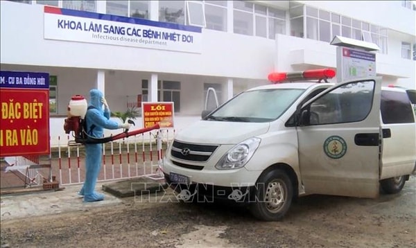 Trung tâm Kiểm soát bệnh tật Quảng Bình đã tiến hành phun tiêu độc khủ trùng tại các điểm truy vết, có tiếp xúc với bệnh nhân 1291. Ảnh: TTXVN