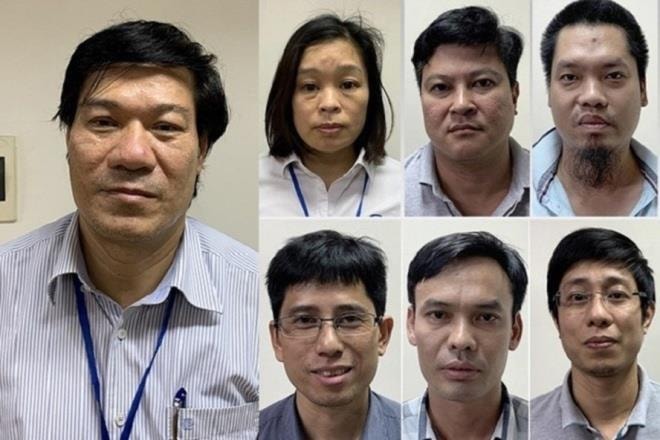 Cựu Giám đốc CDC Hà Nội Nguyễn Nhật Cảm cùng đồng phạm hầu tòa sáng nay.