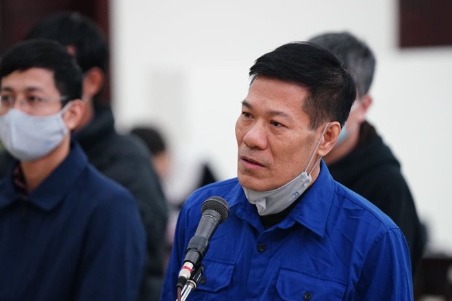 Bị cáo Nguyễn Nhật Cảm khai nhận tại tòa.