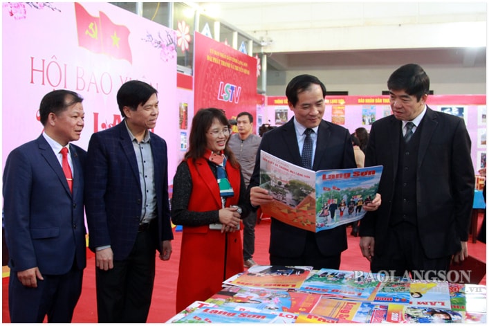 Các đại biểu tham quan gian trưng bày tại Hội báo Xuân Xứ Lạng 2020.
