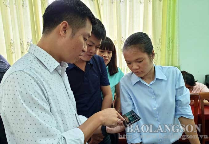 Giảng viên hướng dẫn hội viên, phóng viên Báo Lạng Sơn sáng tạo tác phẩm đa phương tiện trên điện thoại thông minh.