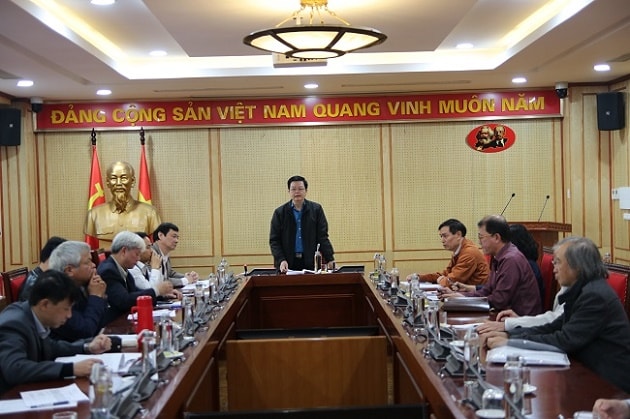 Quang cảnh buổi họp của Hội đồng sơ khảo Giải Búa liềm Vàng. (Nguồn: Tạp chí Xây dựng Đảng)