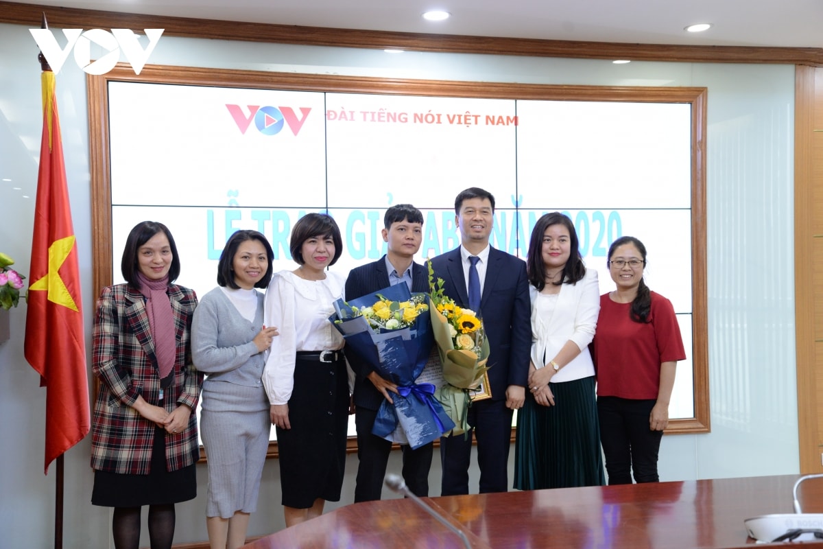 Phó Tổng Giám đốc Ngô Minh Hiển cùng cán bộ và nhân viên VOV chụp ảnh lưu niệm.