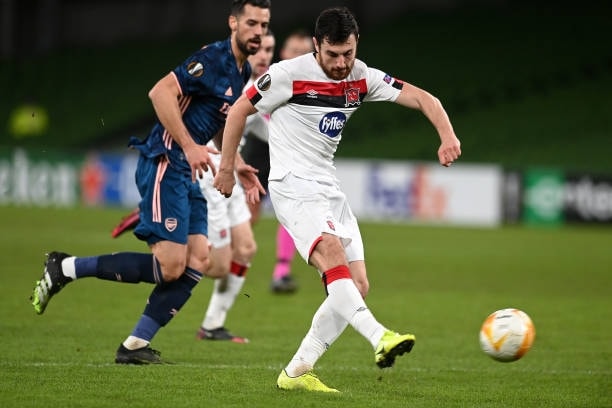 Đội chủ nhà nhanh chóng có bàn rút ngắn tỉ số sau khi bị dẫn trước 2-0.