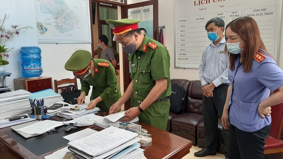 Lực lượng chức năng thực hiện khám xét nơi làm việc của một bị can. Ảnh: laodong.vn