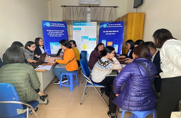 Hướng dẫn người lao động làm việc tại Công ty môi trường đô thị Hà Đông cài ứng dụng VssID