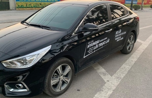 Một chiếc Hyundai Accent dán decal lên thân xe như một cách để phản đối chính sách bảo hành của hãng
