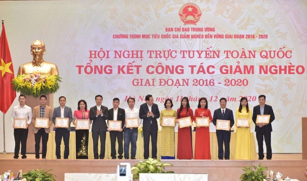 Bộ trưởng Bộ LĐ-TB&XH Đào Ngọc Dung và Bộ trưởng Bộ Thông tin và Truyền thông Nguyễn Mạnh Hùng trao chứng nhận cho các tác giả và nhóm tác giải đoạt giải. Ảnh: Hiến Chương