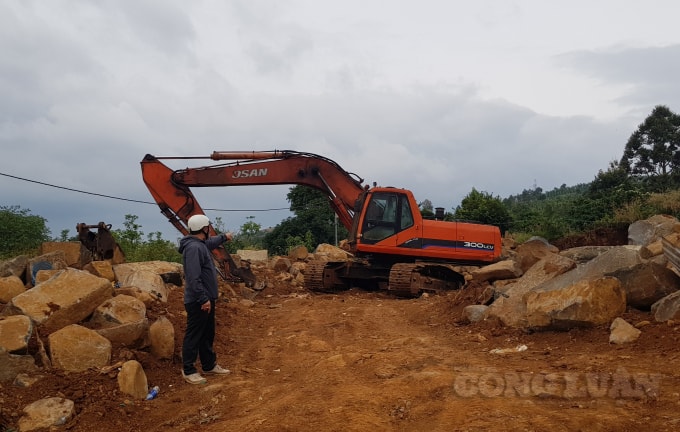 Phóng viên có mặt để xác minh địa điểm khai thác đá trái phép mà người dân phản ánh.