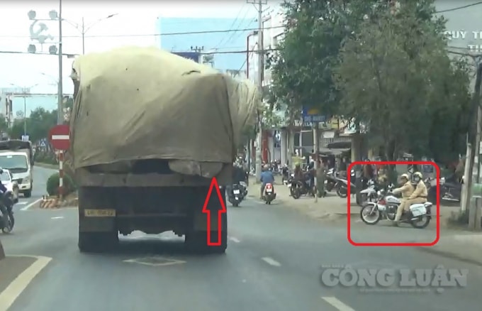 Chiếc xe vận chuyển đá trái phép trong tình trạng quá tải thì bất ngờ gặp lực lượng CSGT nhưng không bị xử lý.