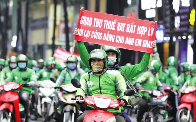Tổng cục Thuế yêu cầu Công ty TNHH Grab không “đổ lỗi” việc tăng giá cước và chiết khấu khiến tài xế bức xúc là do tác động của Nghị định 126. Ảnh: TL